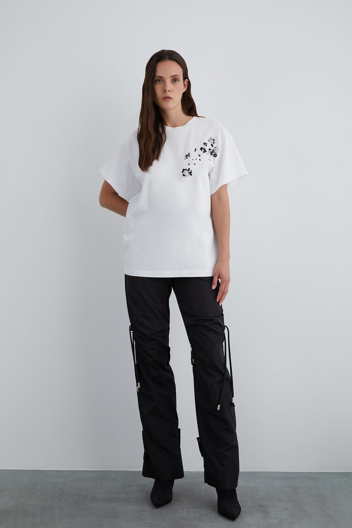 İşlemeli Nakış Detaylı Arkası Etiketli T-shirt