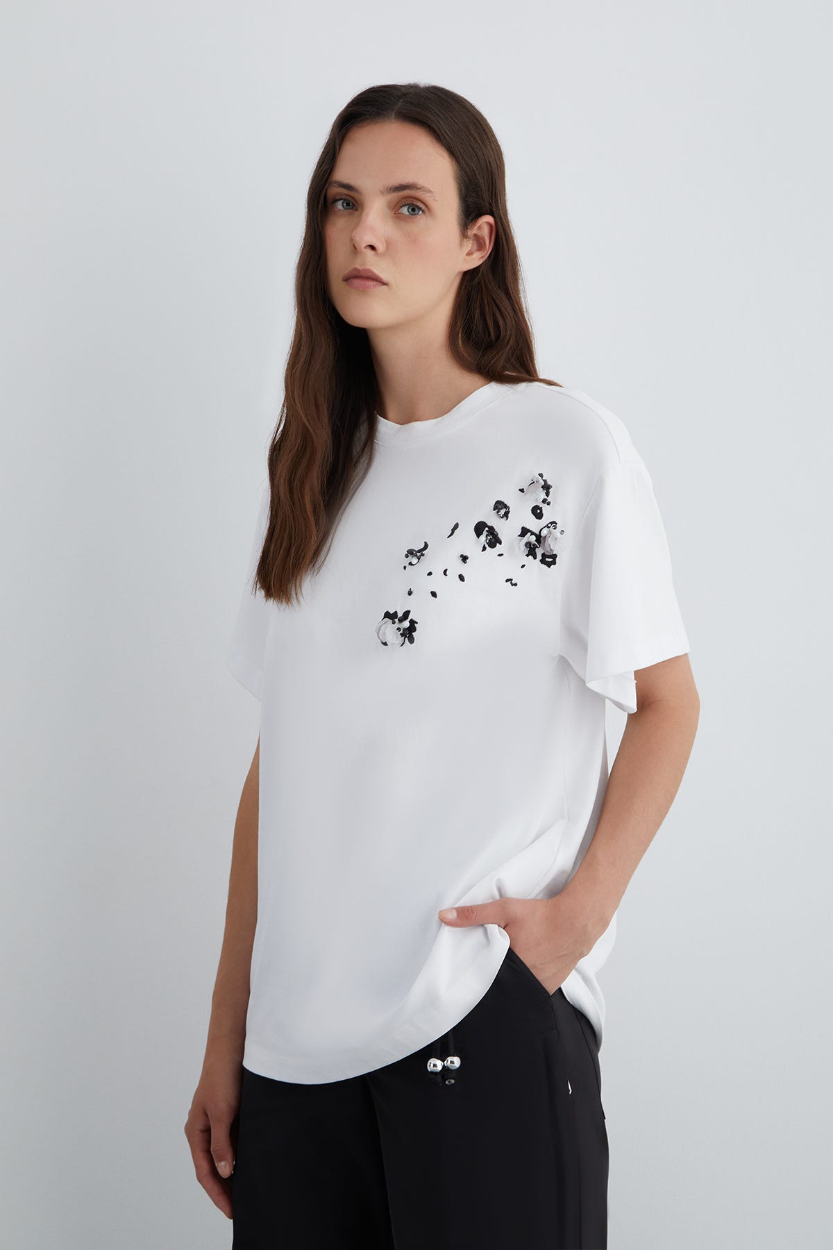 İşlemeli Nakış Detaylı Arkası Etiketli T-shirt