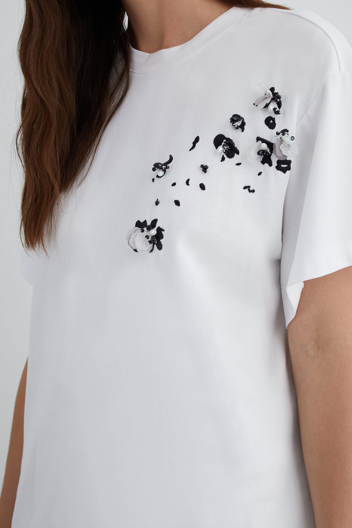 İşlemeli Nakış Detaylı Arkası Etiketli T-shirt