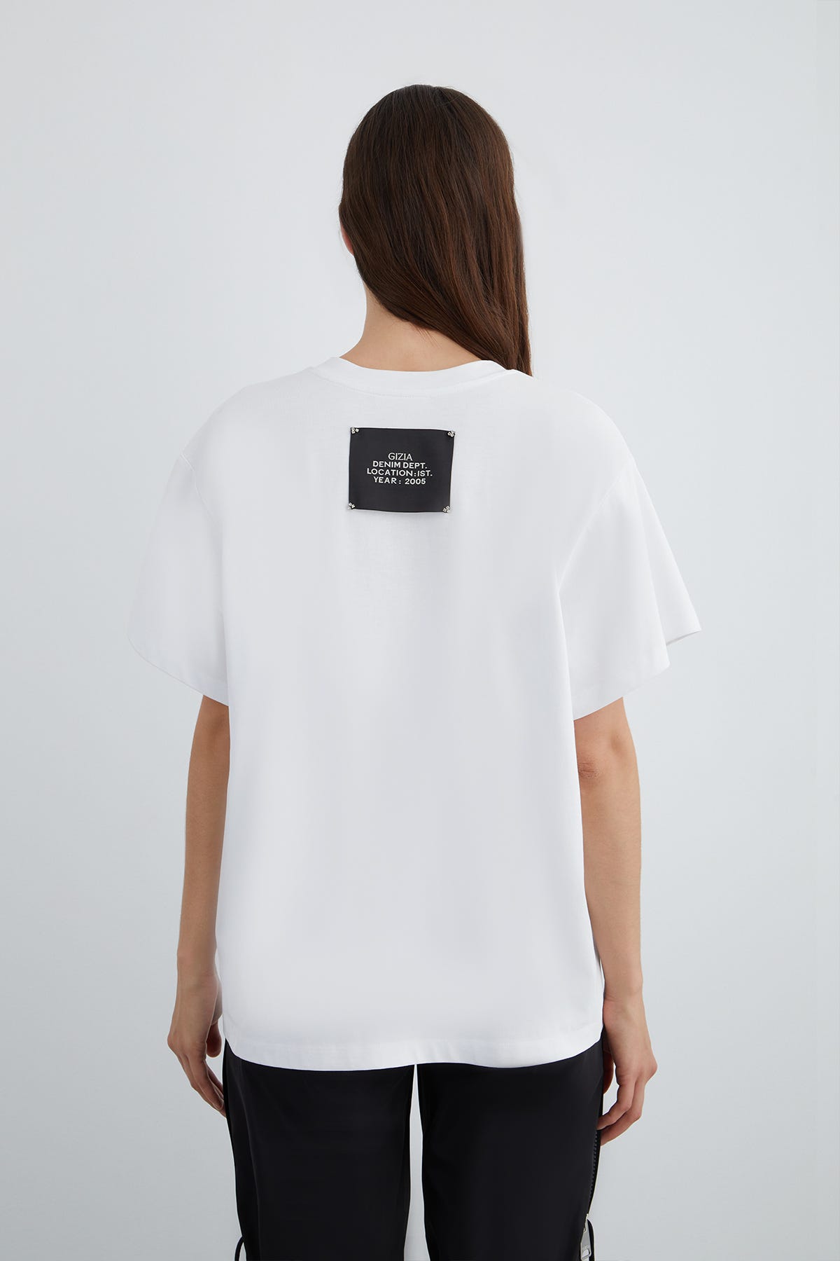 İşlemeli Nakış Detaylı Arkası Etiketli T-shirt