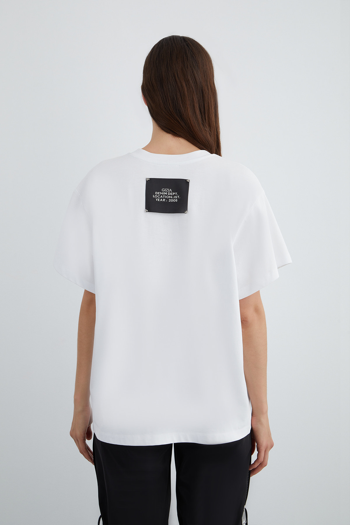 İşlemeli Nakış Detaylı Arkası Etiketli T-shirt