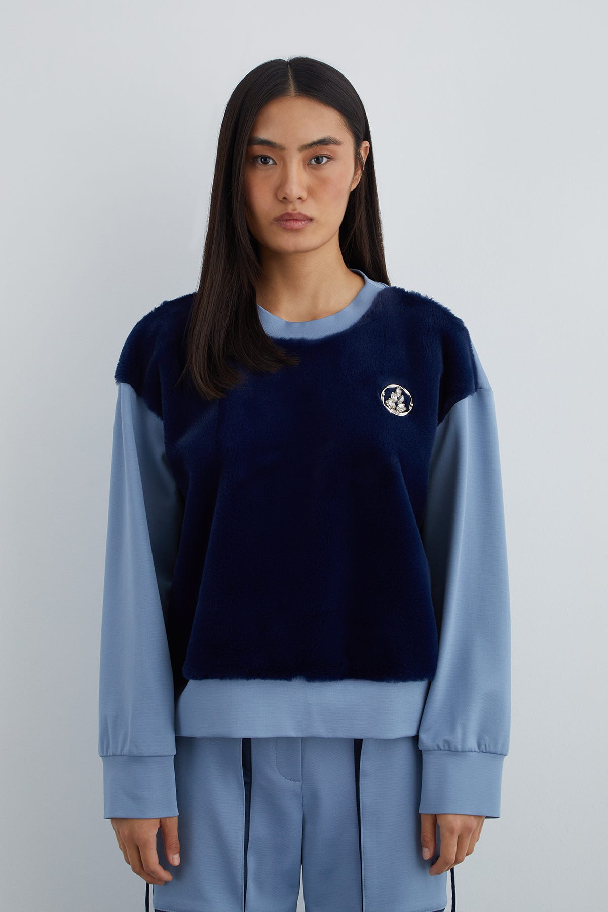 Taşlı Aksesuar Detaylı Ön Bedeni Peluş Sweatshirt