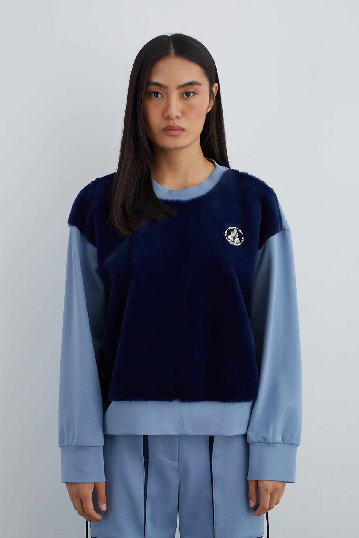 Taşlı Aksesuar Detaylı Ön Bedeni Peluş Sweatshirt