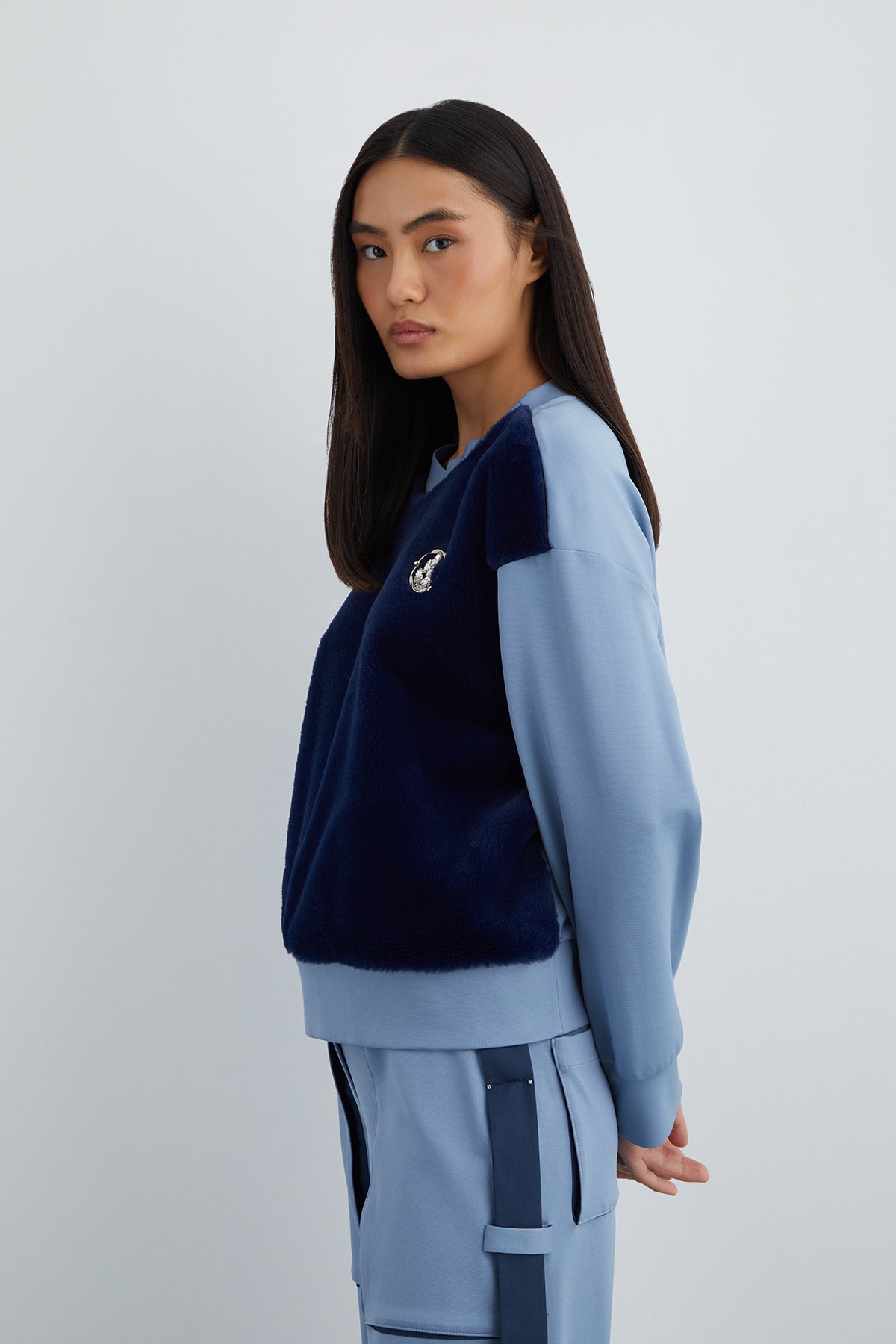 Taşlı Aksesuar Detaylı Ön Bedeni Peluş Sweatshirt