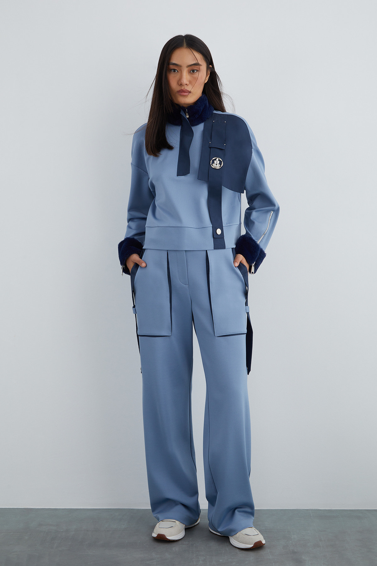 Taşlı Aksesuar Detaylı Kol Ucu Peluş Sweatshirt