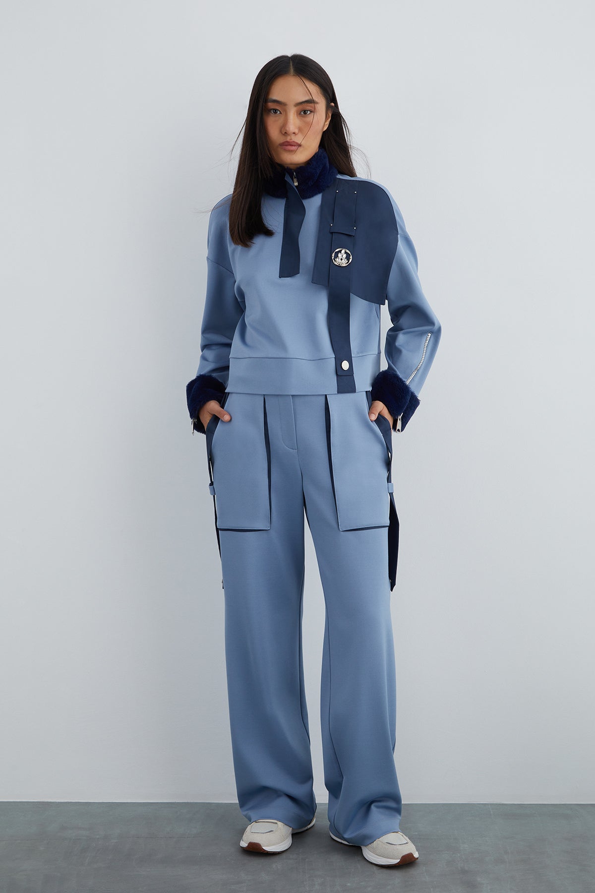 Taşlı Aksesuar Detaylı Kol Ucu Peluş Sweatshirt