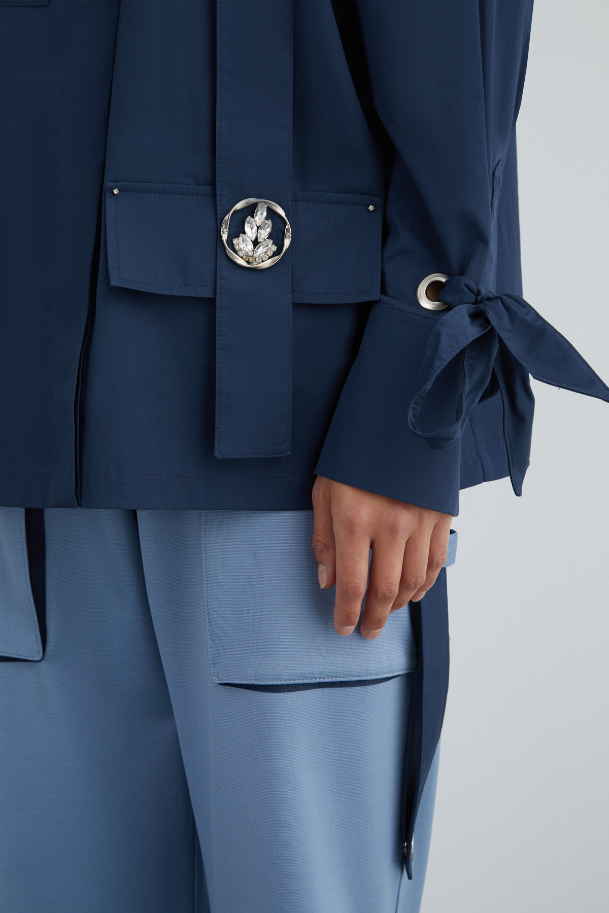 Taşlı Aksesuar Süslemeli Kol Detay Poplin Gömlek