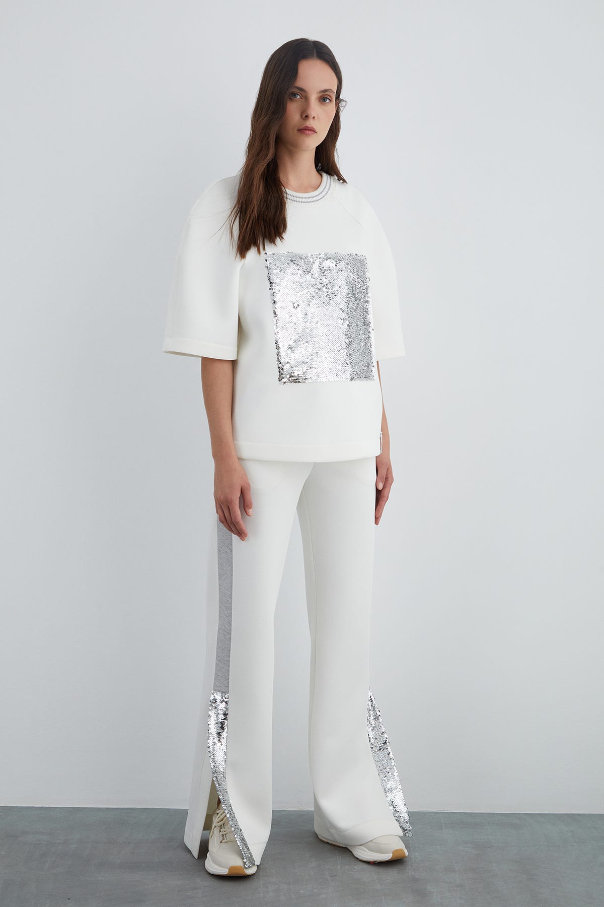 Ön Beden Payet Detaylı Yakası Ribanalı T-shirt