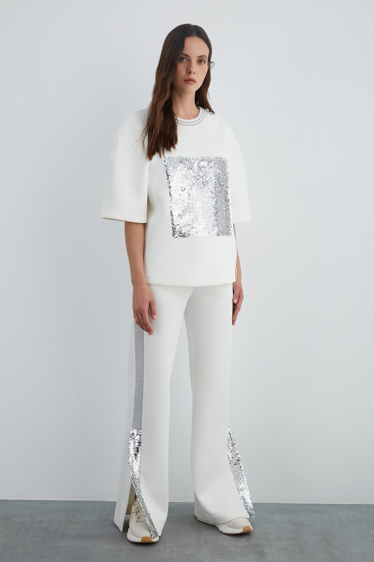 Ön Beden Payet Detaylı Yakası Ribanalı T-shirt