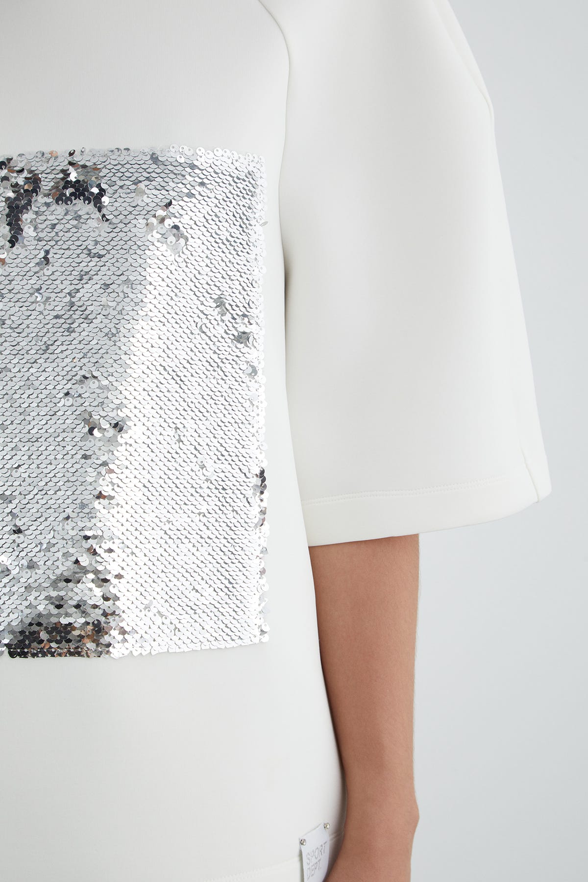 Ön Beden Payet Detaylı Yakası Ribanalı T-shirt