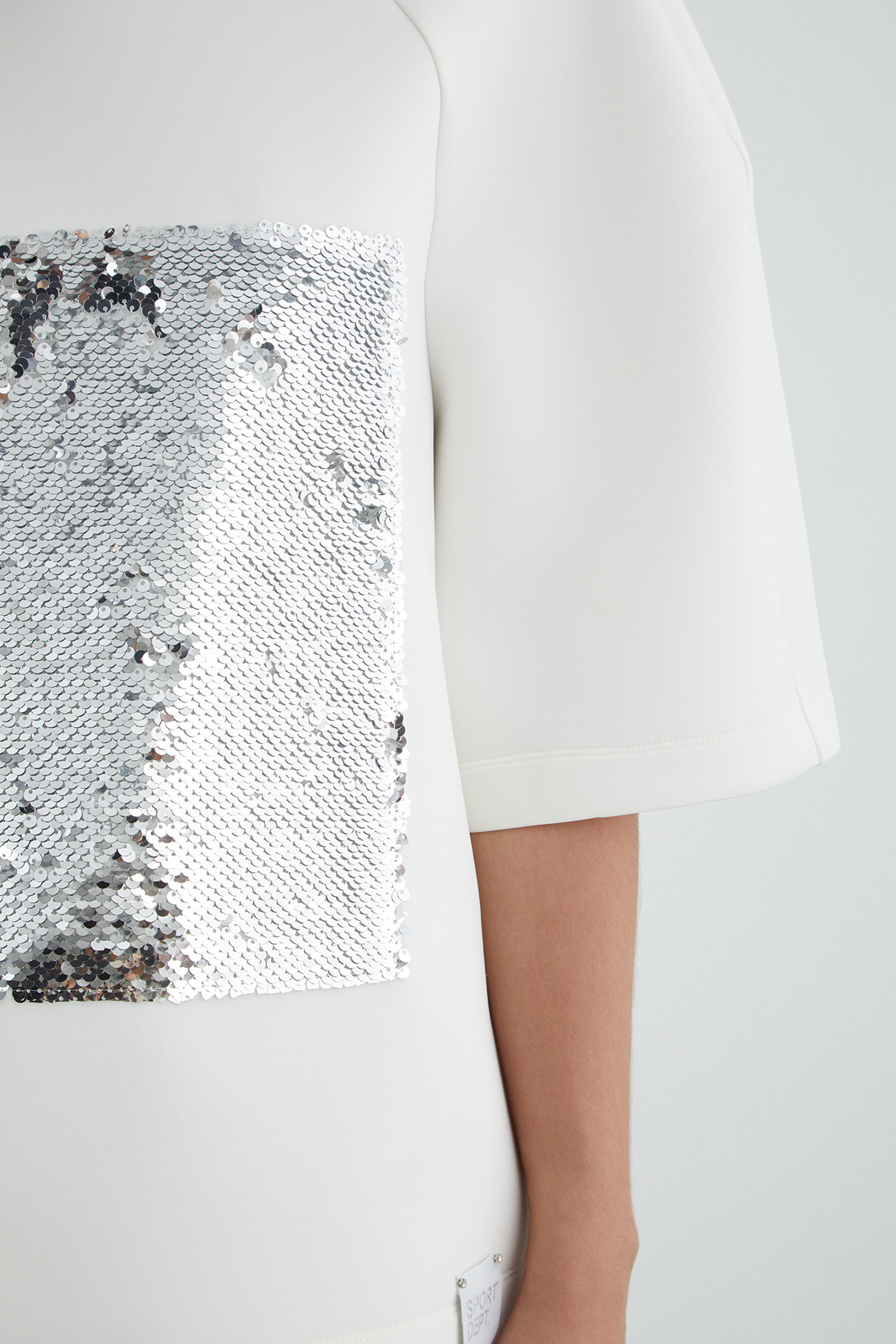 Ön Beden Payet Detaylı Yakası Ribanalı T-shirt