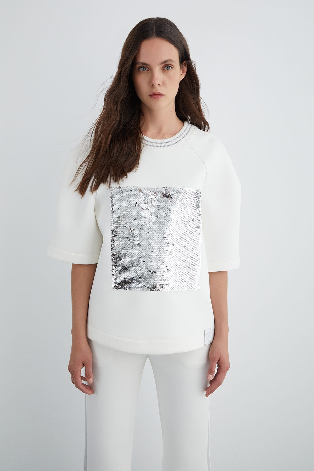 Ön Beden Payet Detaylı Yakası Ribanalı T-shirt