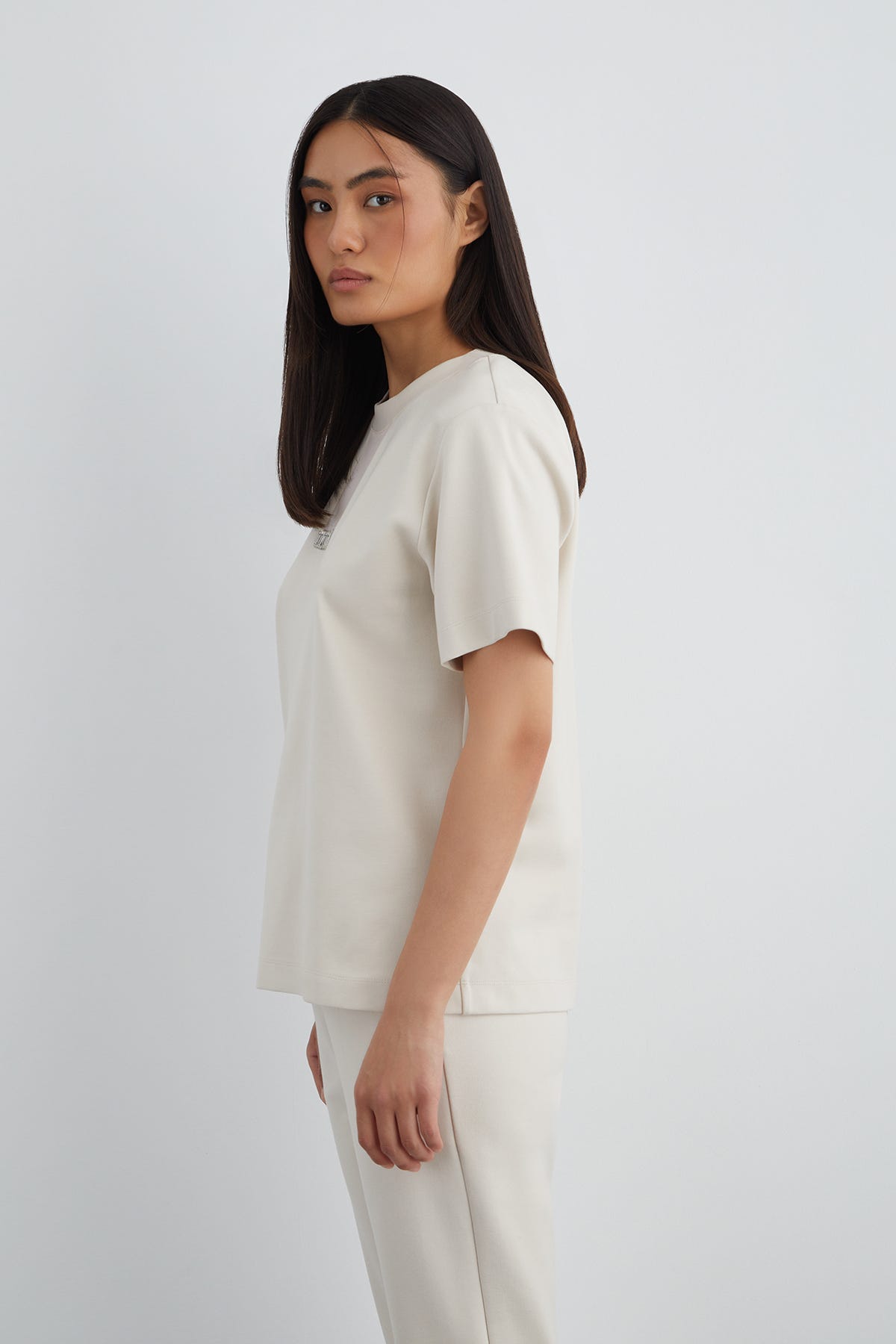 Önü Taşlı Arka Beden Etiket Detaylı T-Shirt