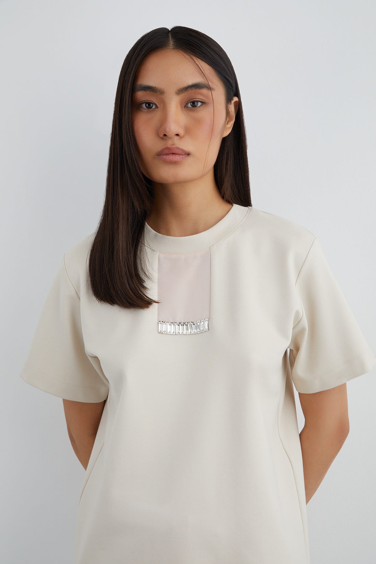 Önü Taşlı Arka Beden Etiket Detaylı T-Shirt