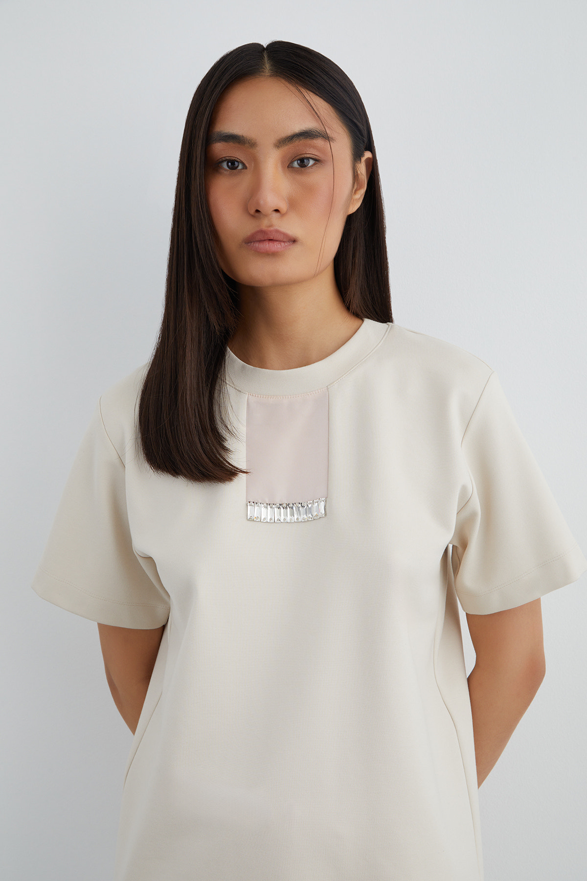 Önü Taşlı Arka Beden Etiket Detaylı T-Shirt