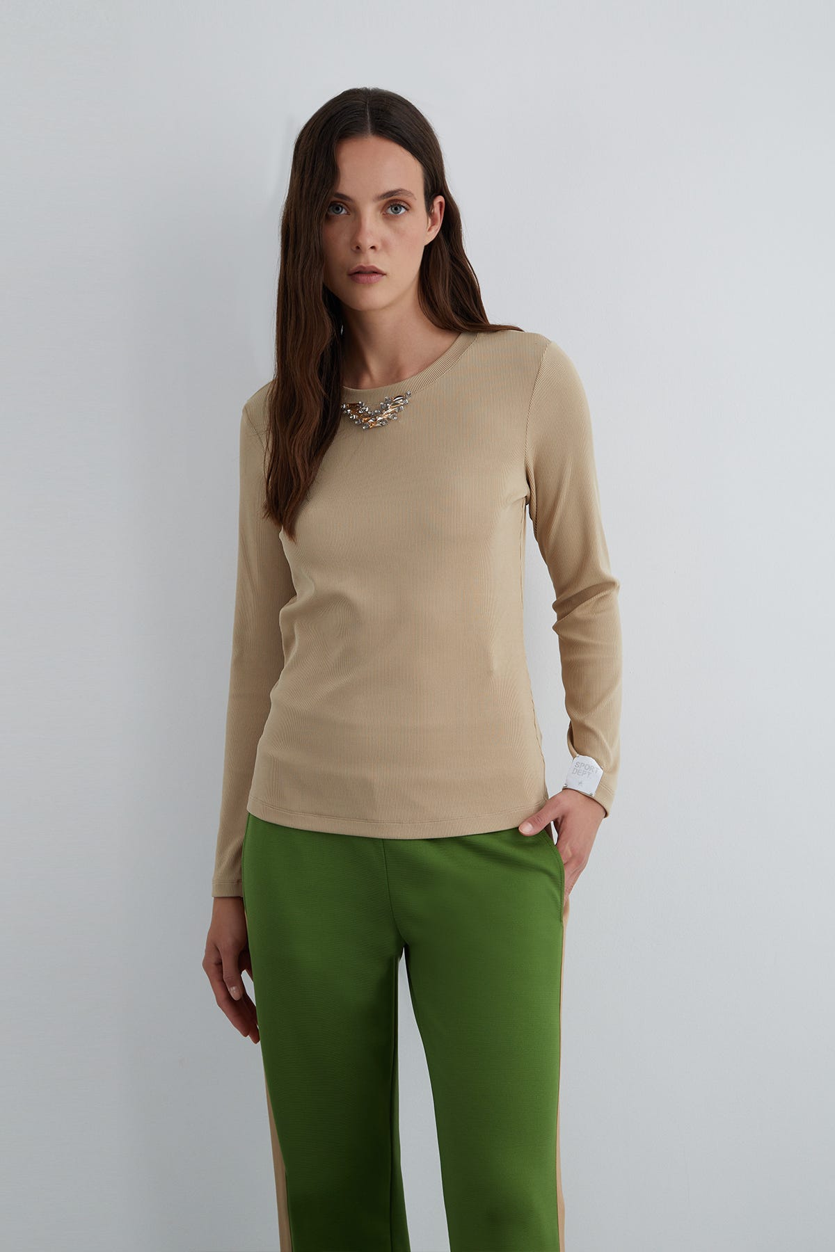 Kol Ucu Etiket Detaylı Yakası Taşlı Uzun Kollu T-Shirt