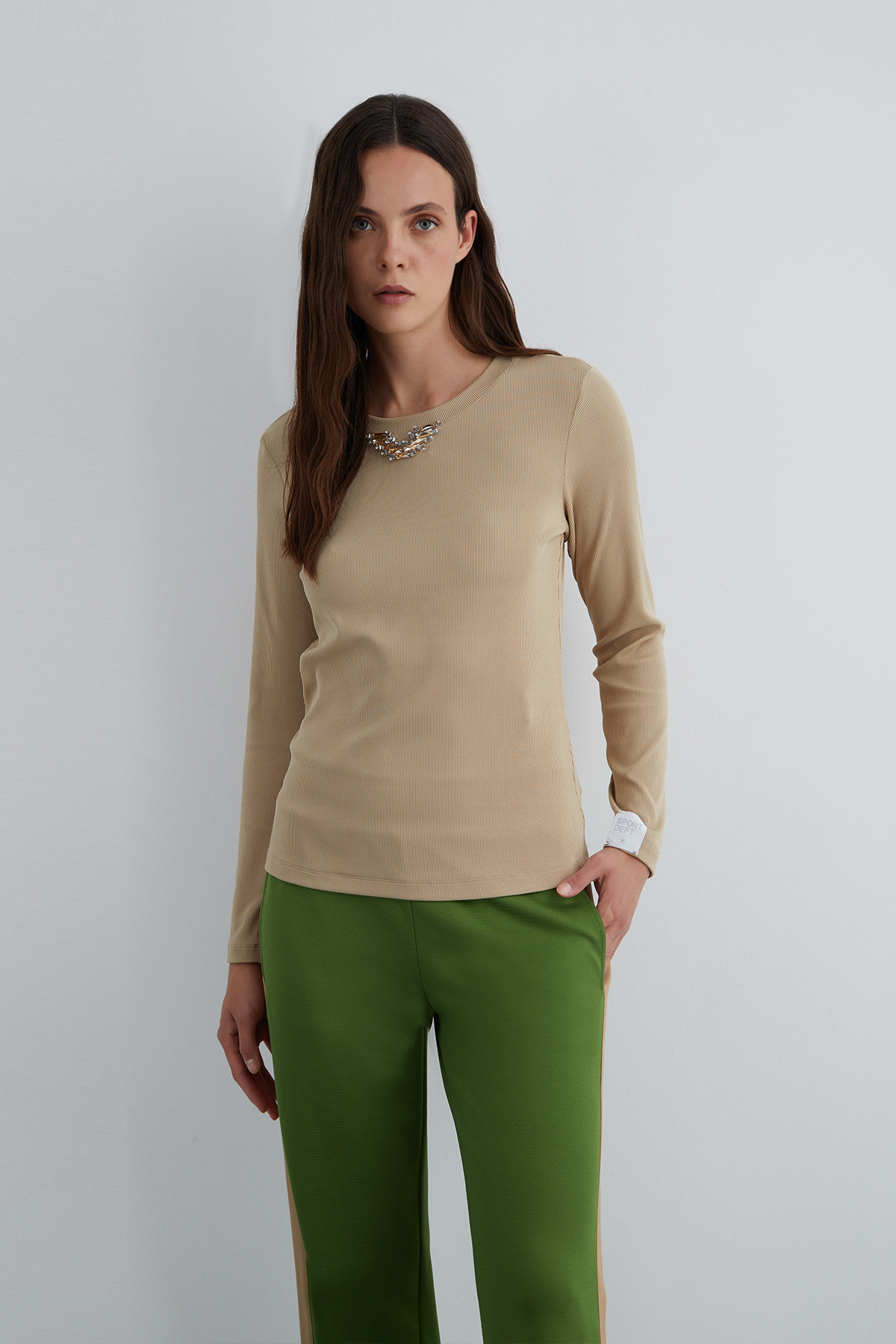 Kol Ucu Etiket Detaylı Yakası Taşlı Uzun Kollu T-Shirt