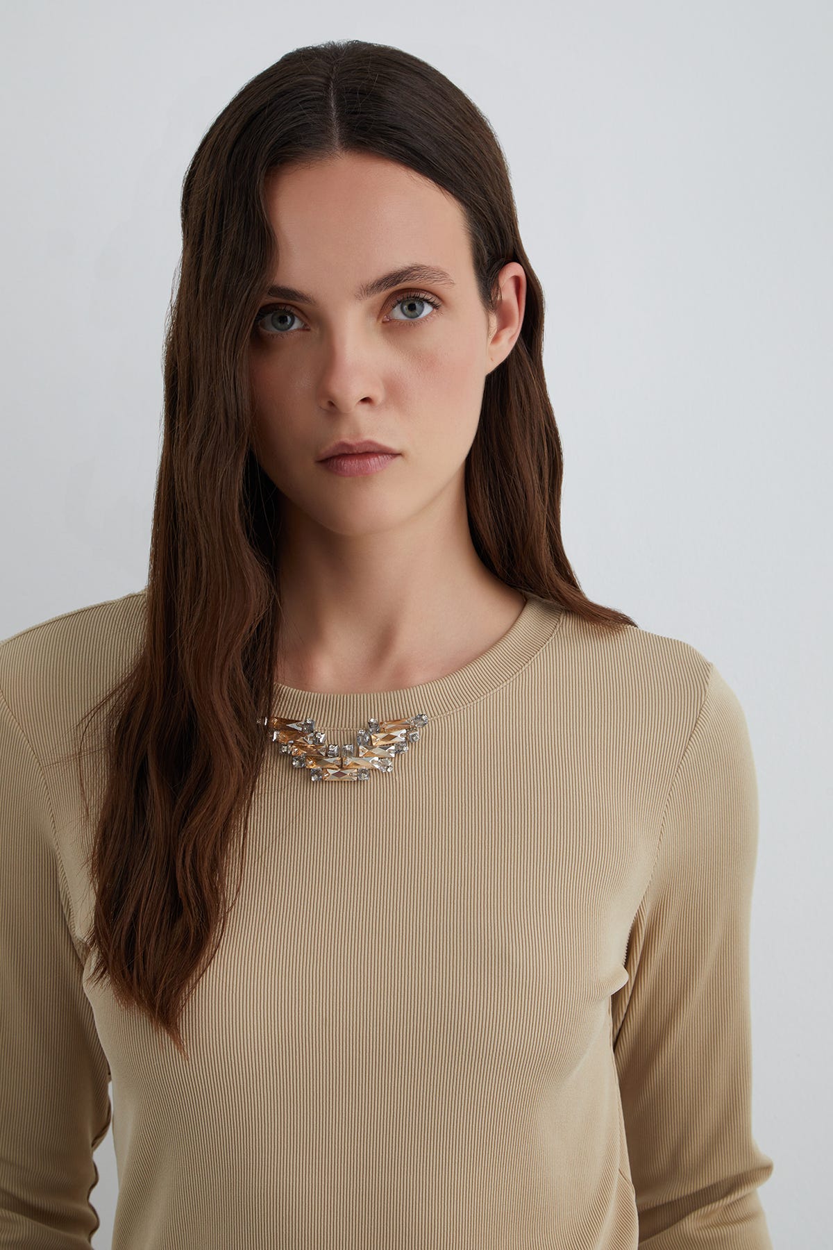 Kol Ucu Etiket Detaylı Yakası Taşlı Uzun Kollu T-Shirt