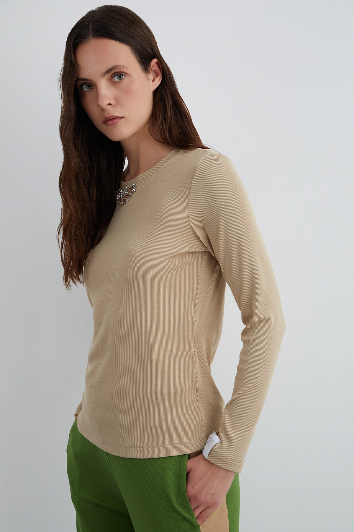 Kol Ucu Etiket Detaylı Yakası Taşlı Uzun Kollu T-Shirt