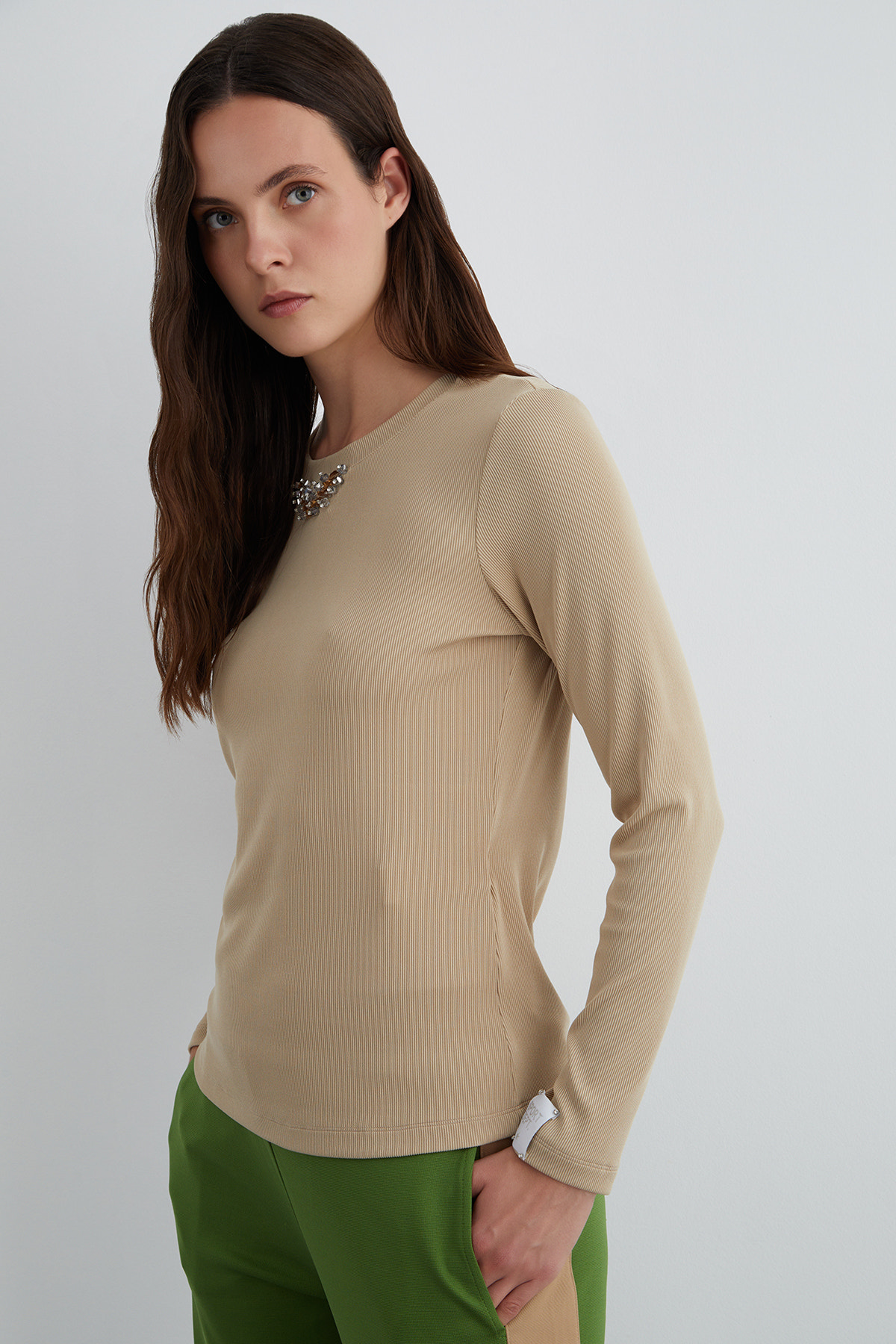 Kol Ucu Etiket Detaylı Yakası Taşlı Uzun Kollu T-Shirt