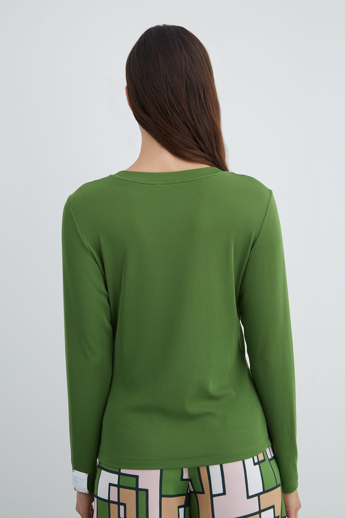 Kol Ucu Etiket Detaylı Yakası Taşlı Uzun Kollu T-Shirt