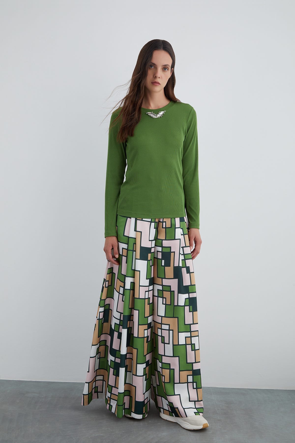 Kol Ucu Etiket Detaylı Yakası Taşlı Uzun Kollu T-Shirt