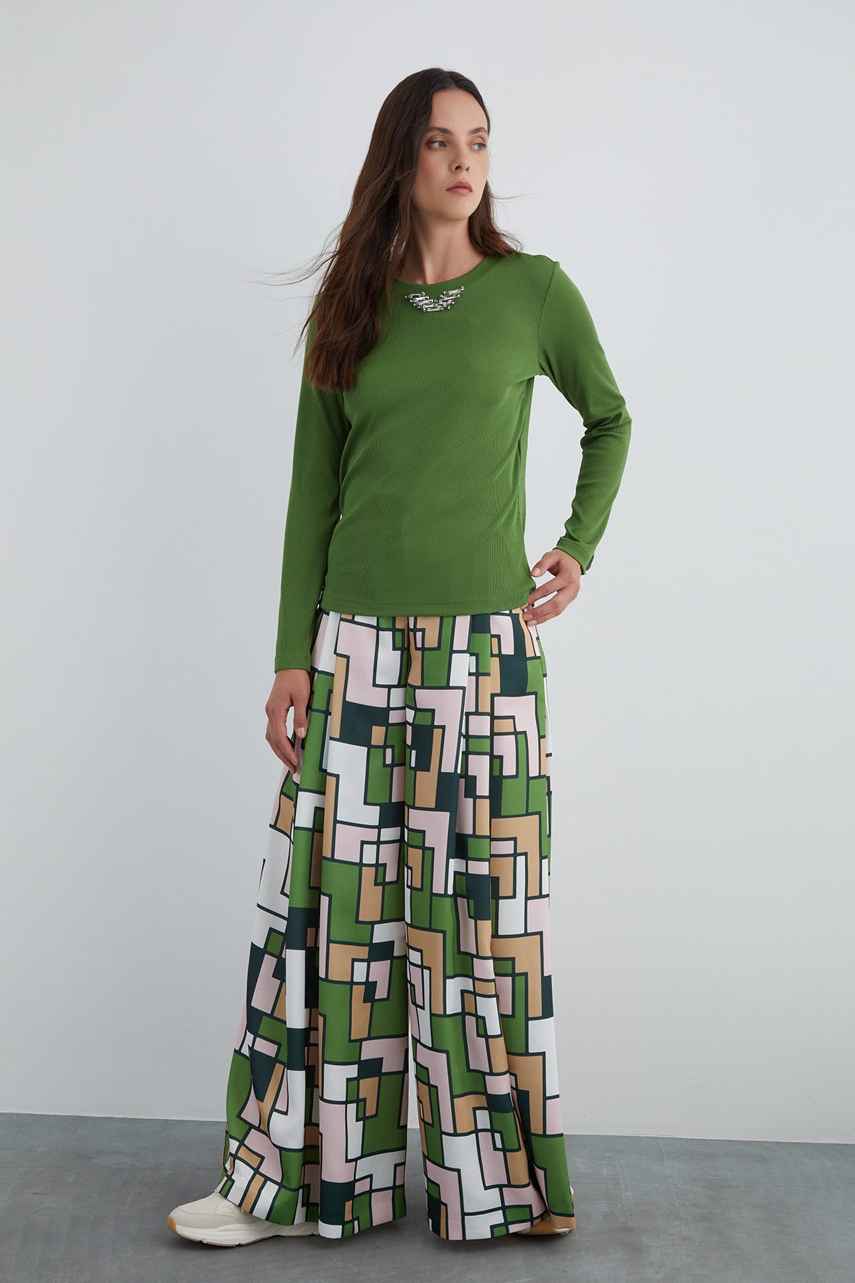 Kol Ucu Etiket Detaylı Yakası Taşlı Uzun Kollu T-Shirt