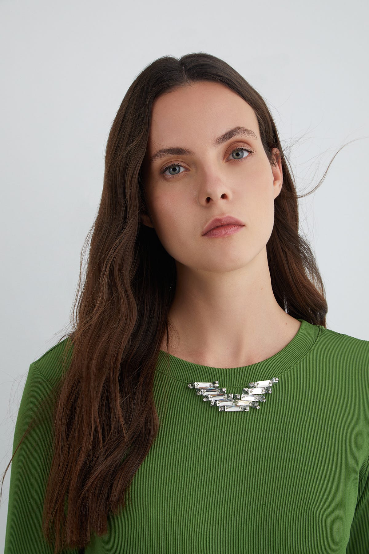 Kol Ucu Etiket Detaylı Yakası Taşlı Uzun Kollu T-Shirt