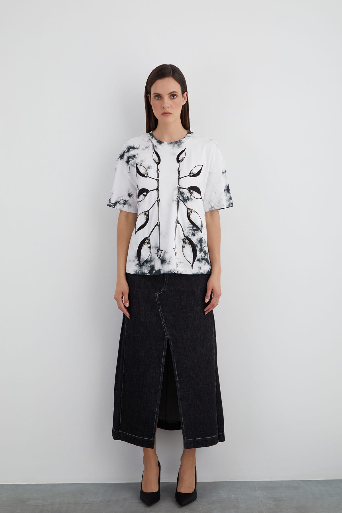 İşlemeli Nakış Detaylı Batik Desen T-shirt