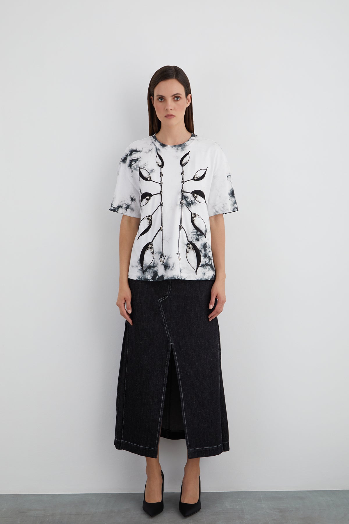 İşlemeli Nakış Detaylı Batik Desen T-shirt