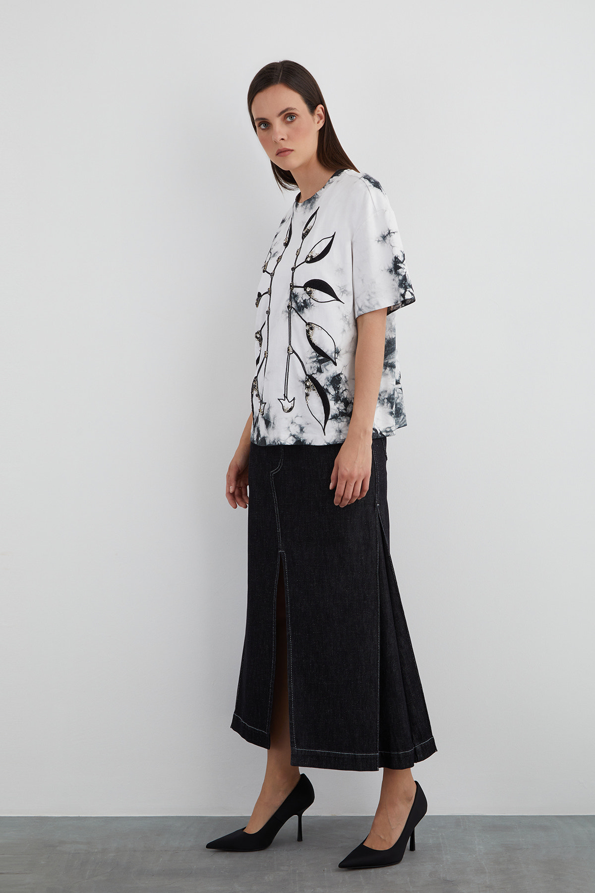 İşlemeli Nakış Detaylı Batik Desen T-shirt