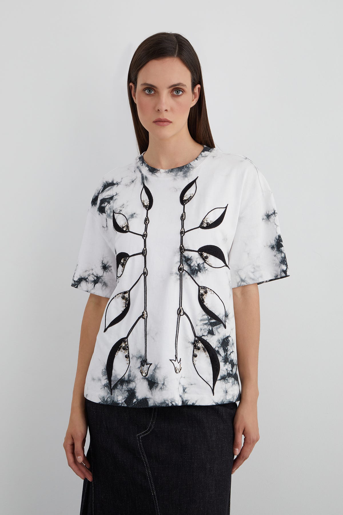 İşlemeli Nakış Detaylı Batik Desen T-shirt