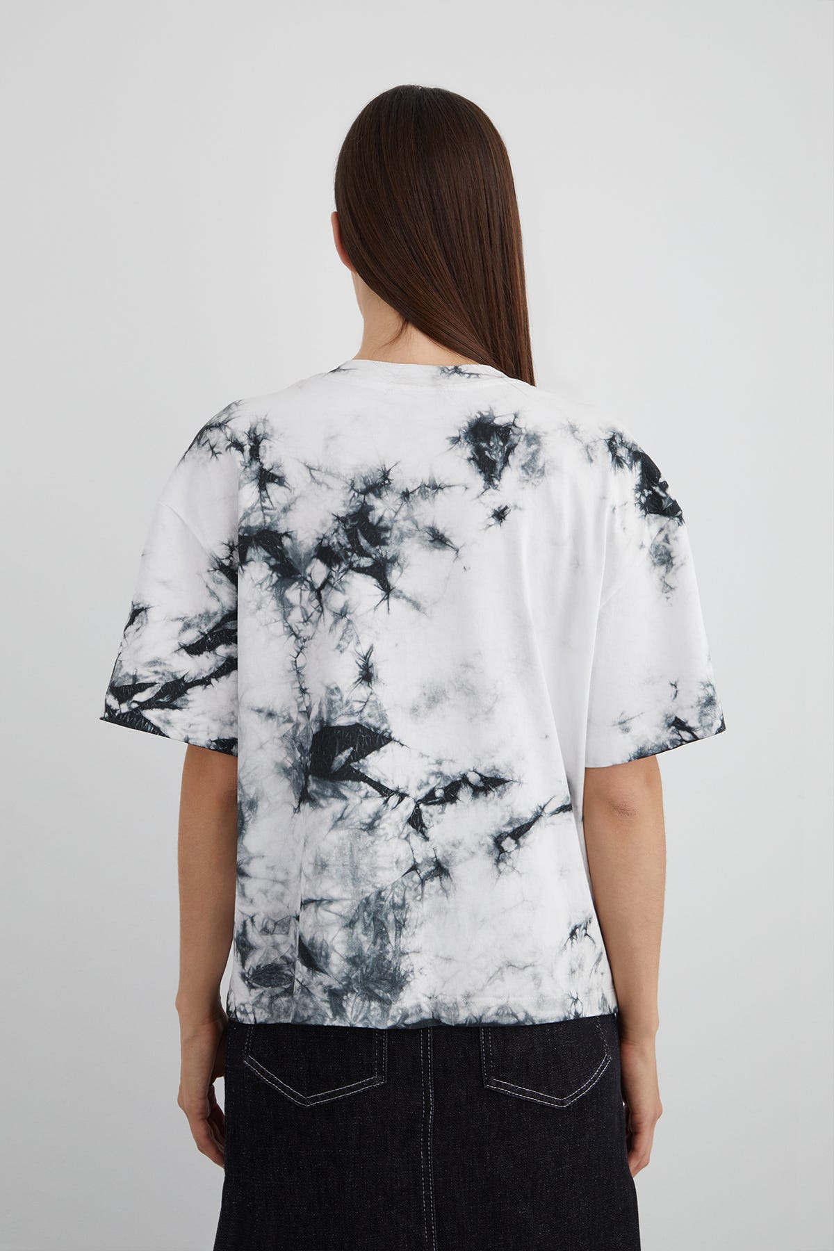 İşlemeli Nakış Detaylı Batik Desen T-shirt