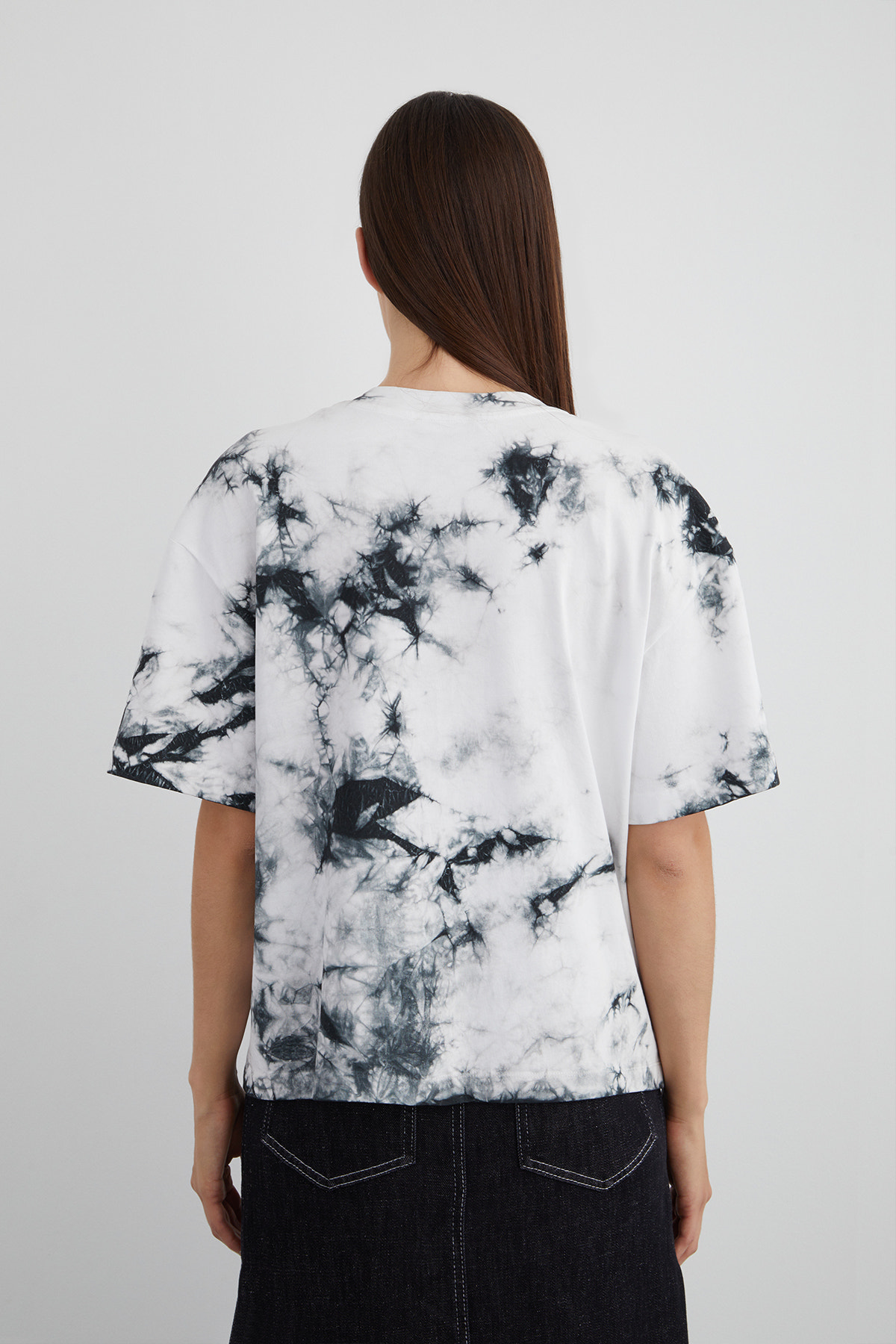 İşlemeli Nakış Detaylı Batik Desen T-shirt