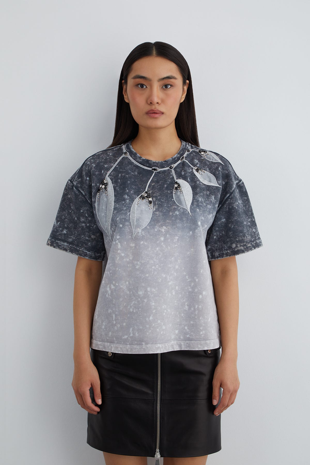 İşlemeli Nakış Detaylı Batik Desen T-shirt