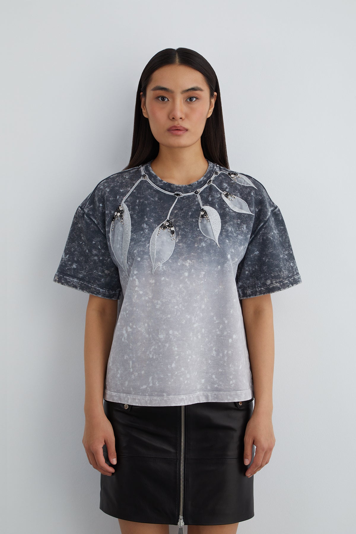 İşlemeli Nakış Detaylı Batik Desen T-shirt