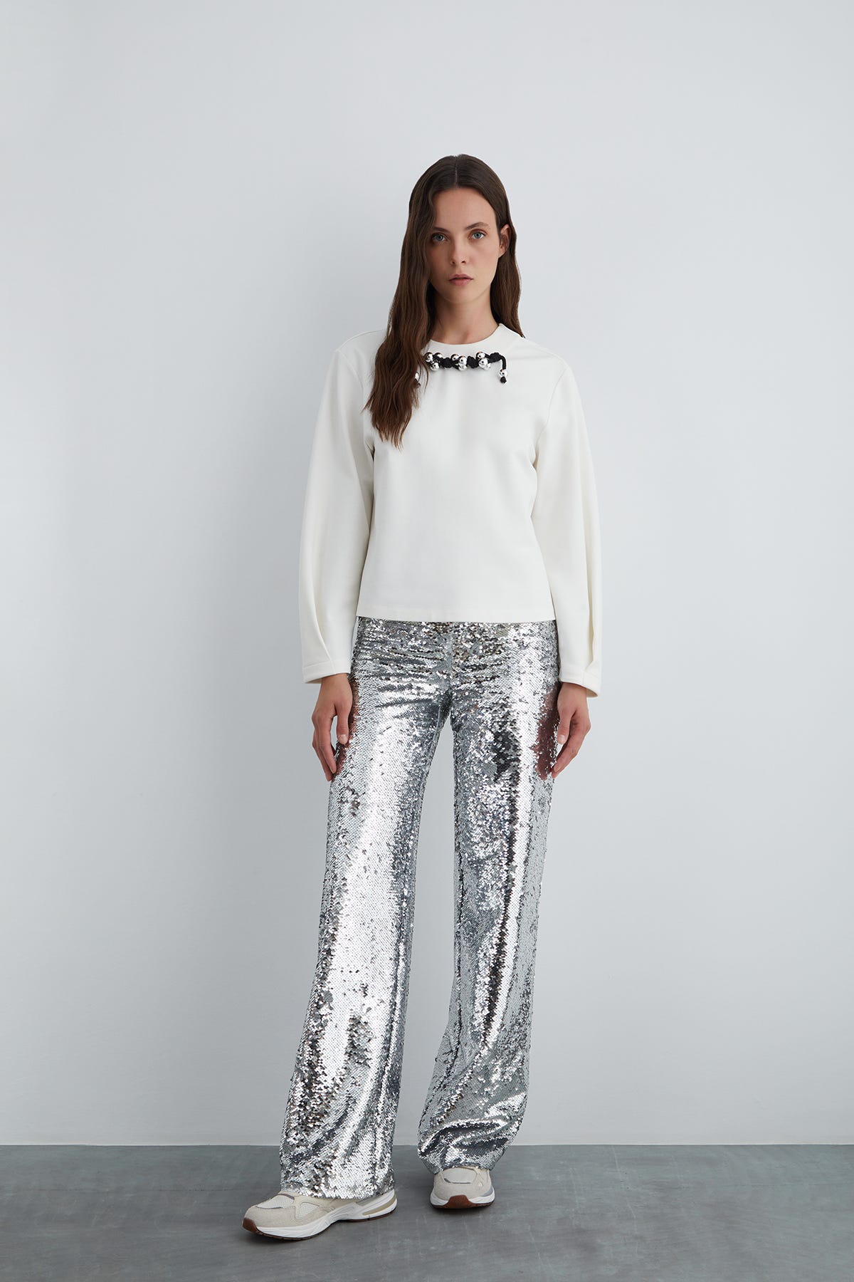 Boncuklu Kordon Detaylı Arkası Fermuarlı Bluz