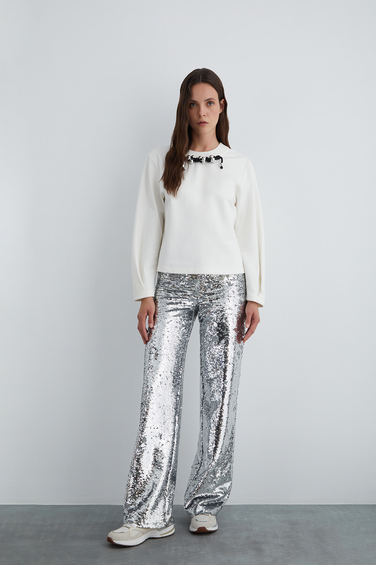 Boncuklu Kordon Detaylı Arkası Fermuarlı Bluz