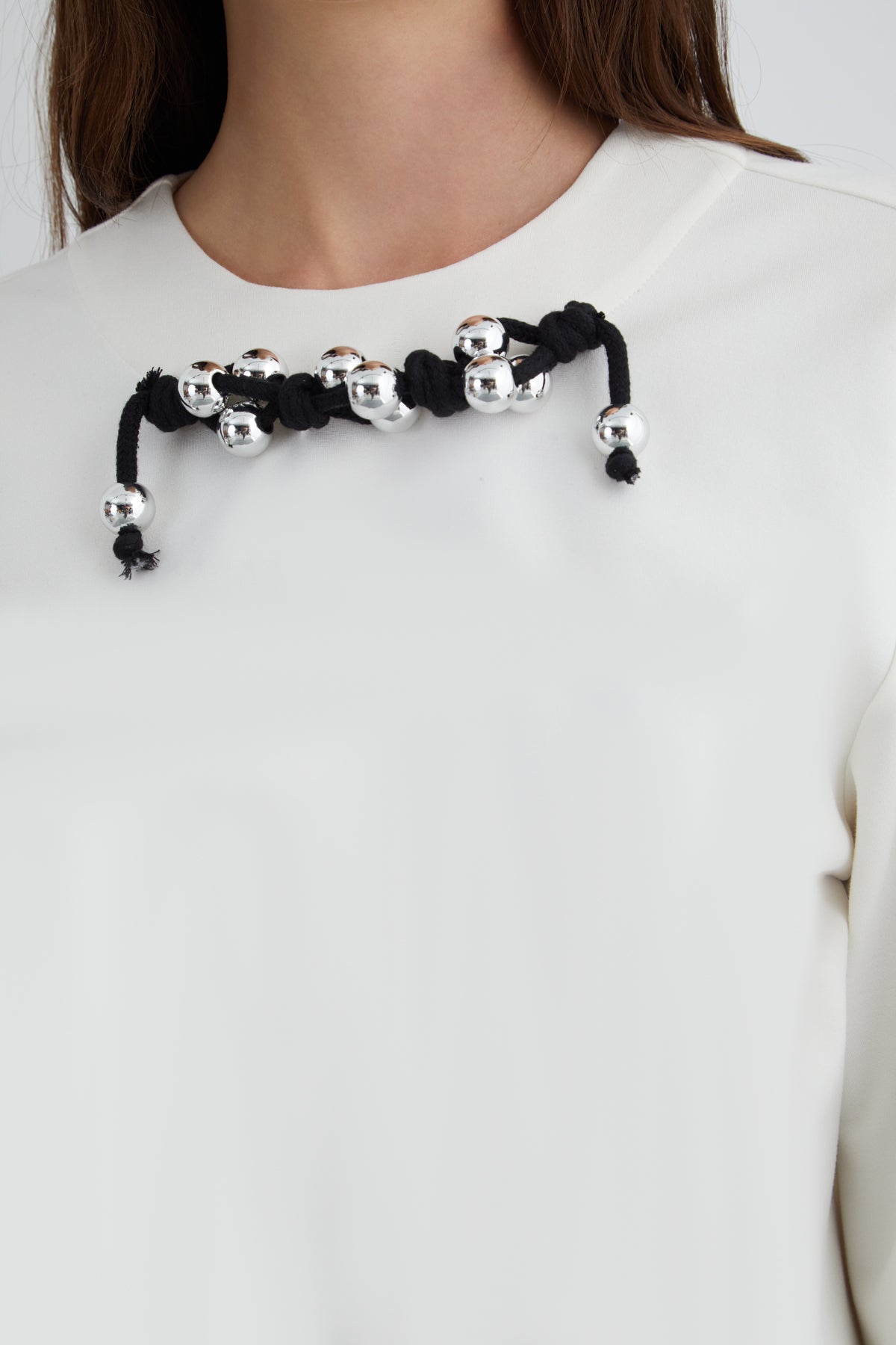 Boncuklu Kordon Detaylı Arkası Fermuarlı Bluz