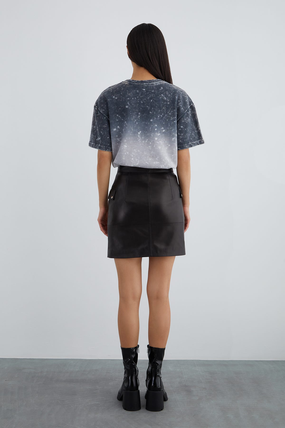 Cep Kapak Detaylı Önden Fermuarlı Deri Etek