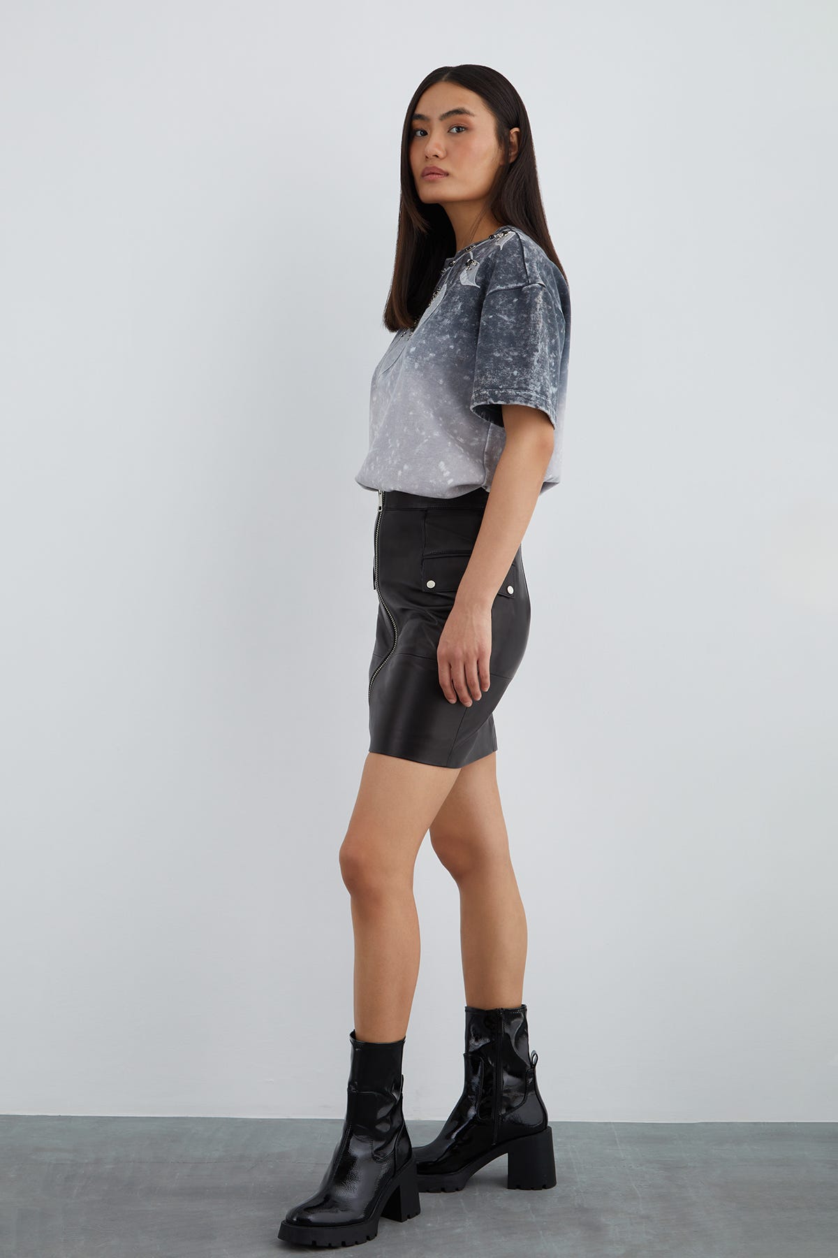 Cep Kapak Detaylı Önden Fermuarlı Deri Etek