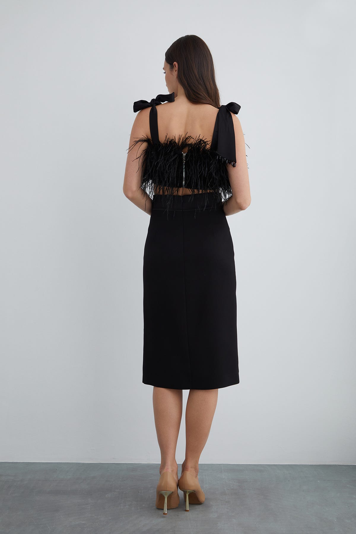 Ön Orta Yırtmaçlı Düz Form Etek