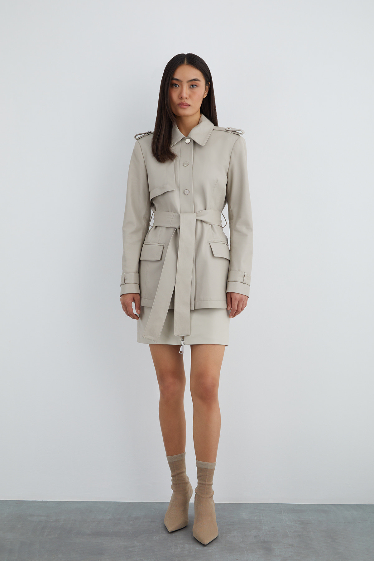 Omuz Apolet Detaylı Kuşaklı Yırtmaçlı Deri Ceket