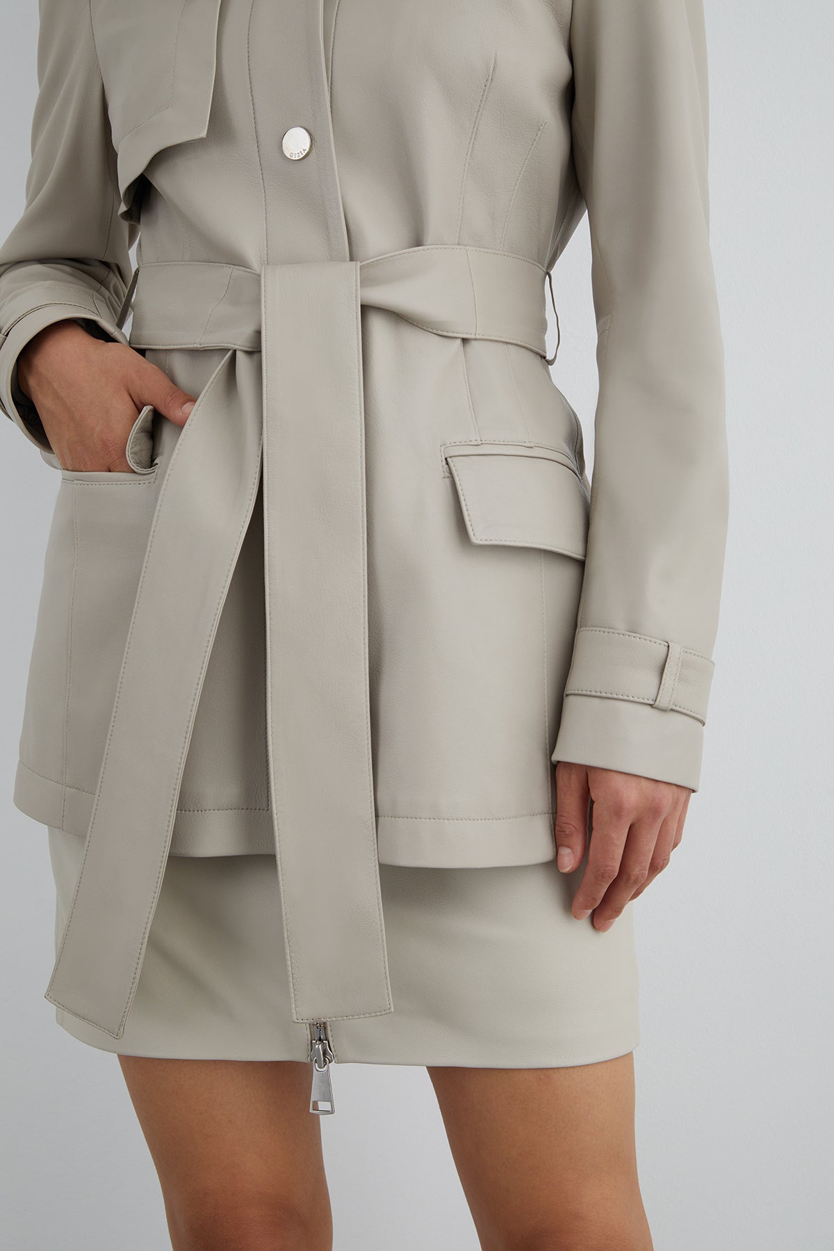 Omuz Apolet Detaylı Kuşaklı Yırtmaçlı Deri Ceket