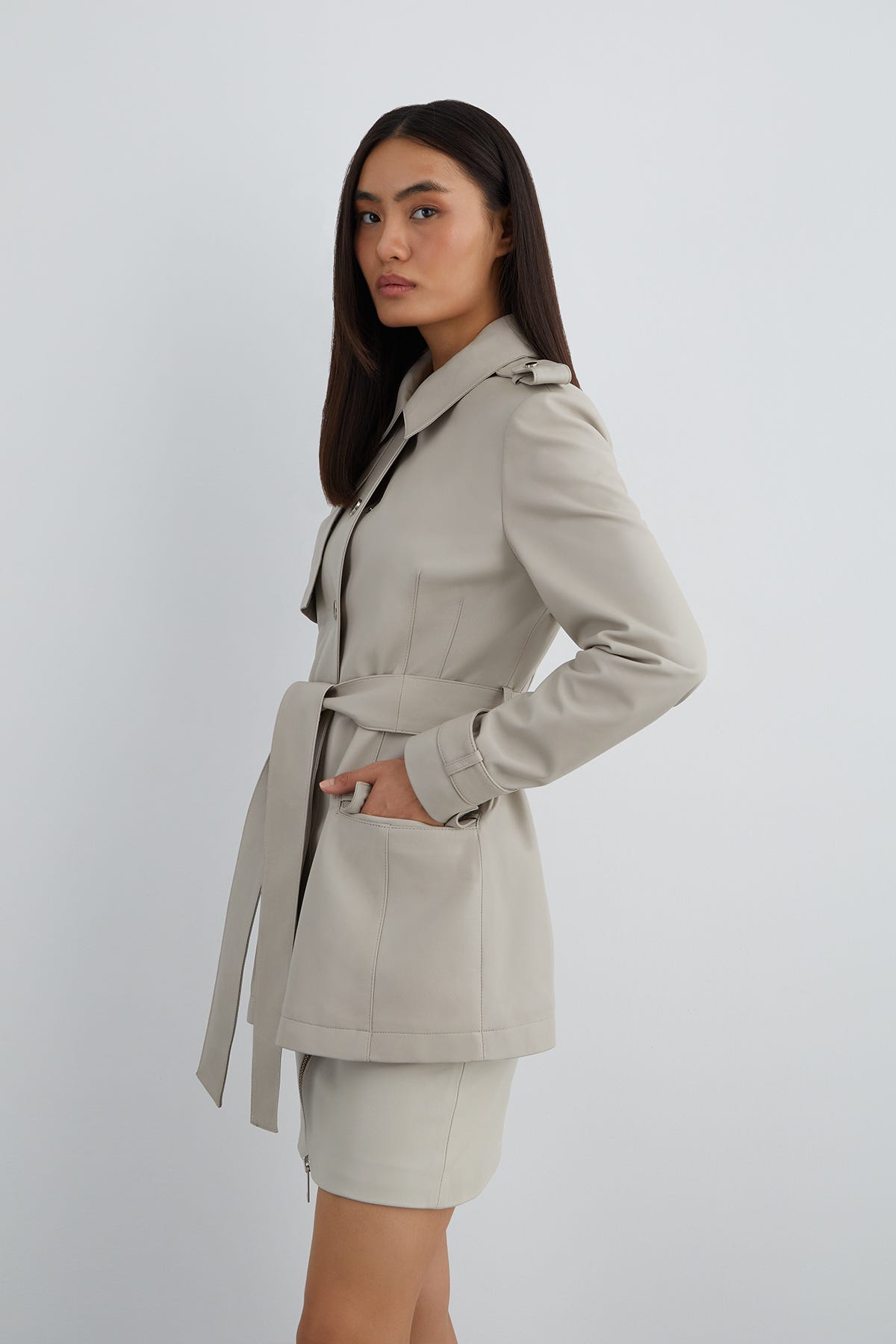 Omuz Apolet Detaylı Kuşaklı Yırtmaçlı Deri Ceket