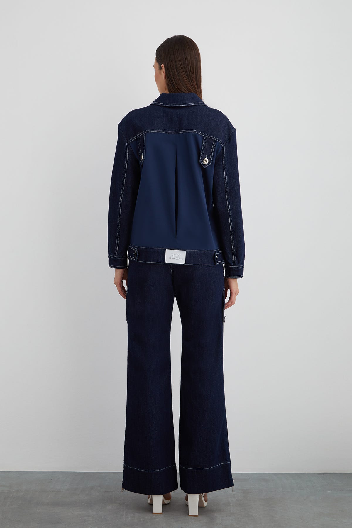 Çakma Düğme Detaylı Arkası Garnili Jean Ceket