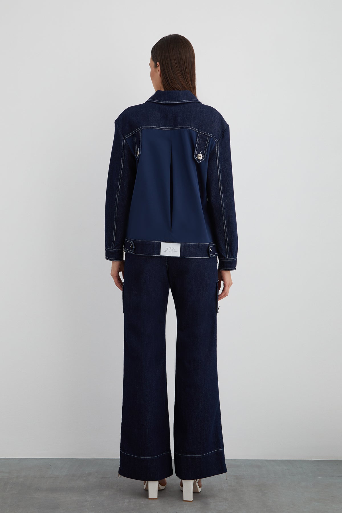 Çakma Düğme Detaylı Arkası Garnili Jean Ceket