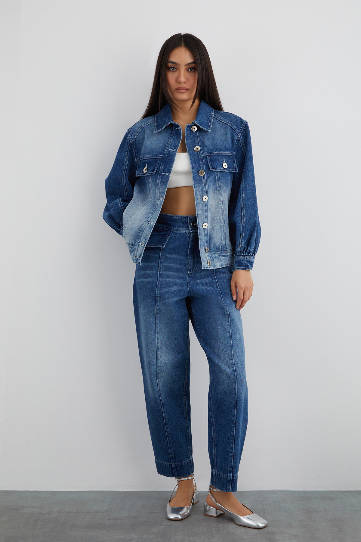 Arka Beden Özel Desen Ve Tüy Detaylı Uzun Kollu Jean Ceket