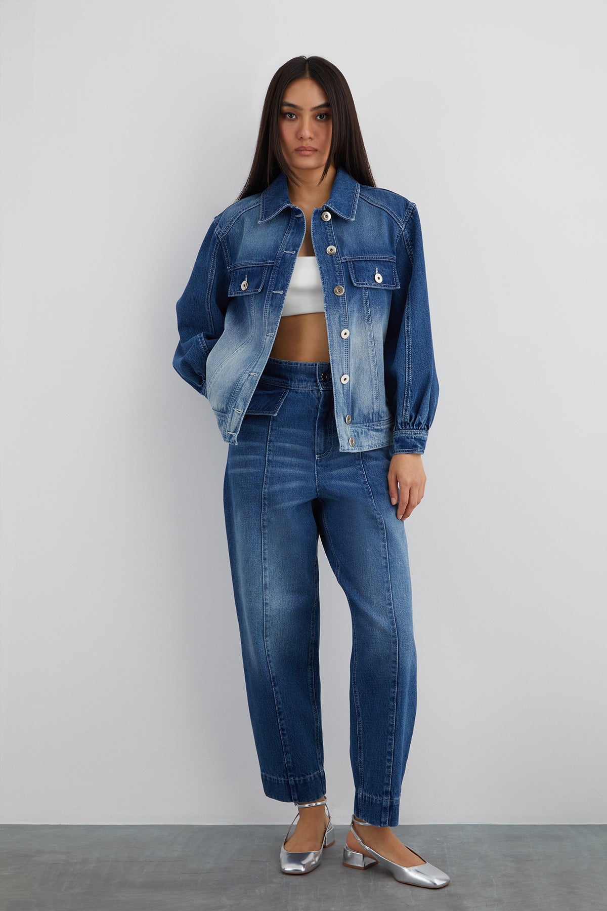 Arka Beden Özel Desen Ve Tüy Detaylı Uzun Kollu Jean Ceket