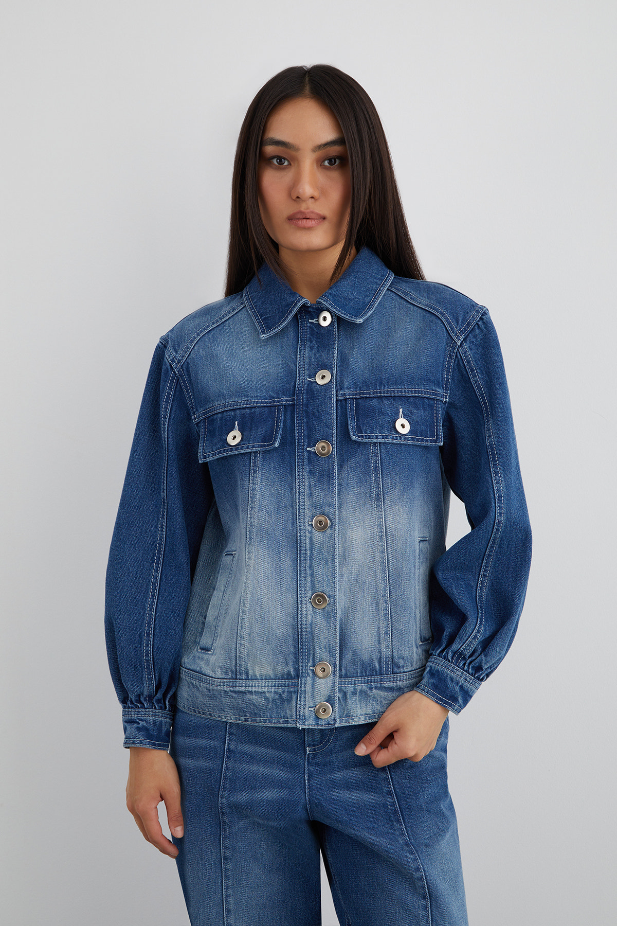 Arka Beden Özel Desen Ve Tüy Detaylı Uzun Kollu Jean Ceket